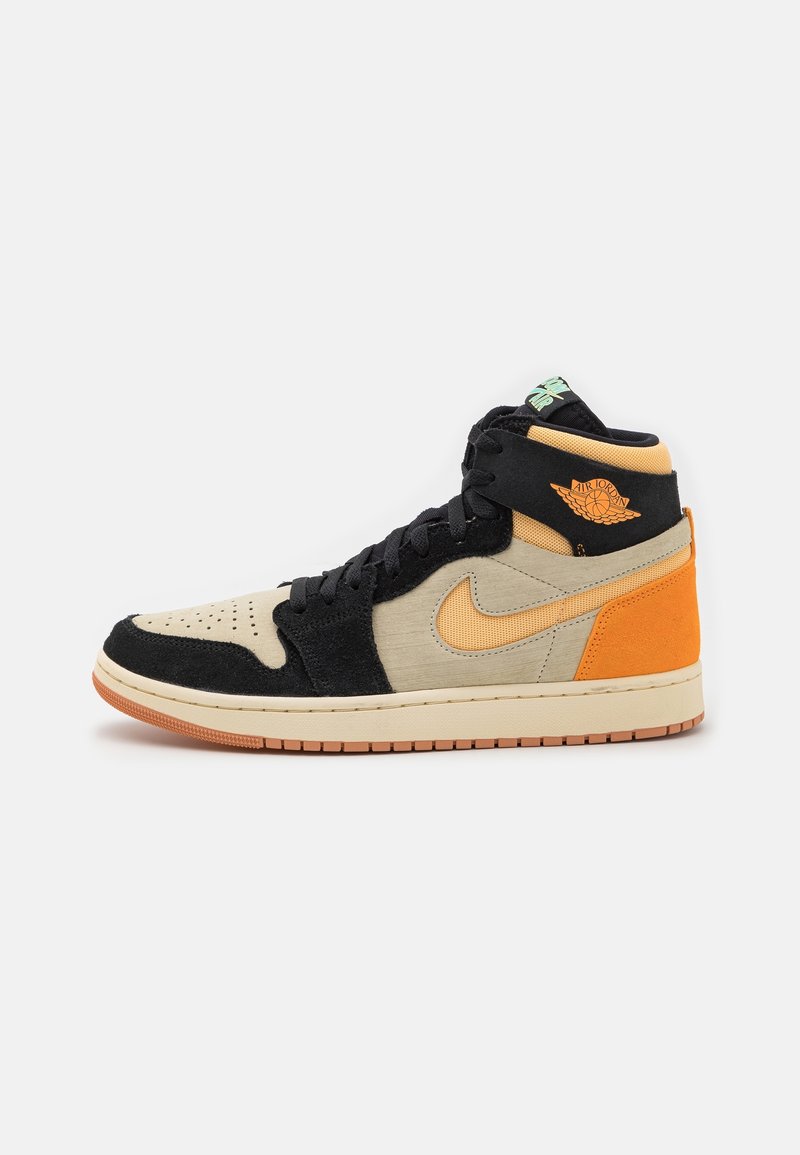 Baskets montantes beige, noires, orange et crème avec le logo Nike swoosh et le logo Air Jordan wing sur le côté.