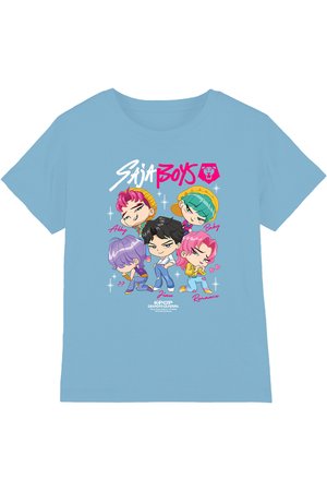 Hellblaues T-Shirt mit bunten Cartoonfiguren von fünf Jungen namens Abby, Baby, ??, Jinu und Romance, mit dem Schriftzug "Saia Boys" über ihnen.