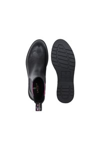 Bottines noires en cuir avec une finition lisse, bout arrondi et semelle en caoutchouc noir texturé. Présente un onglet rose au niveau du talon.