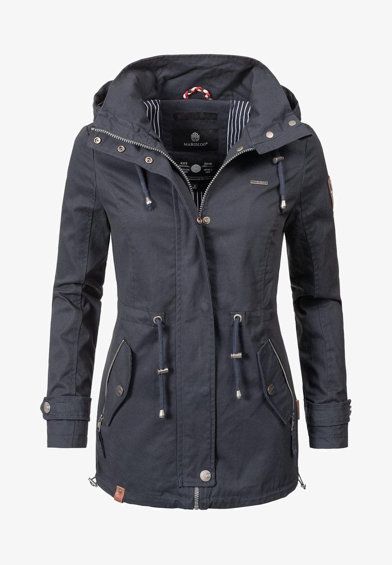 Sötétkék parka dzseki kapucnival, állítható húzózsinórral, cipzáros elülső résszel és oldalsó zsebekkel. Belső csíkos bélés és logó részletek jellemzik.