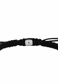 Schwarzes geflochtenes Armband aus strapazierfähigem Kabel, mit einem rechteckigen Edelstahl-Akzent, auf dem Text eingraviert ist, gesichert mit verstellbaren Knoten.