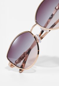 Michael Kors CATALONIA - Päikeseprillid - rose gold-colouredshiny/navy to pink triple gradient