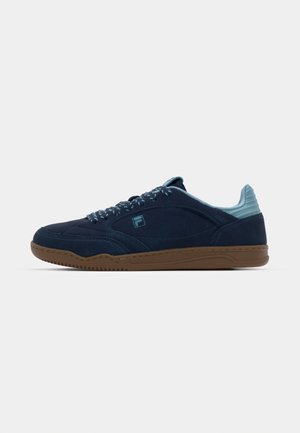 Marineblå ruskind sneakers med lyseblå accent på kraven, en gummisål, strukturerede snørebånd og logo detaljer på siden.