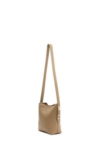 Borsa a spalla in pelle beige con forma piatta, tracolla singola regolabile e dettaglio in metallo color oro sul lato. Texture liscia.