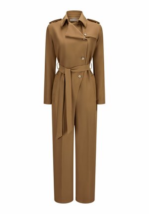 Combinaison brune en trench avec manches longues, fermeture à boutons, poches latérales et une ceinture assortie. Tissu lisse avec une coupe ajustée.