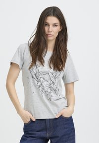T-shirt en coton gris à manches courtes avec un graphisme noir détaillé représentant des colibris et des fleurs, sur un fond minimaliste.