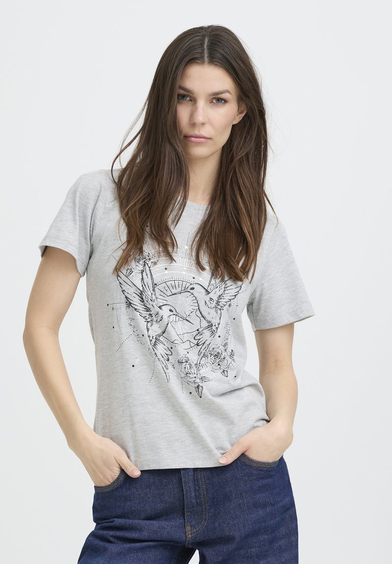 T-shirt en coton gris à manches courtes avec un graphisme noir détaillé représentant des colibris et des fleurs, sur un fond minimaliste.