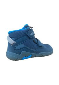 Zapatillas altas de tela azul con una correa de Velcro, superficie texturizada, detalles en gris y suela de goma con un diseño azul.