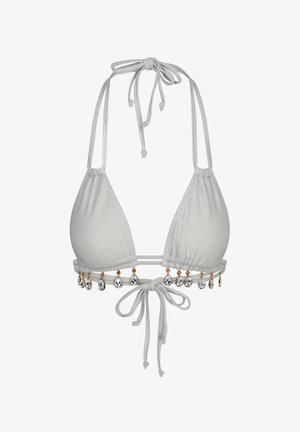 Haut de bikini argent avec des bonnets triangulaires, des liens réglables, et une ligne décorative de gemmes en forme de goutte d'eau bleues le long du bord inférieur.