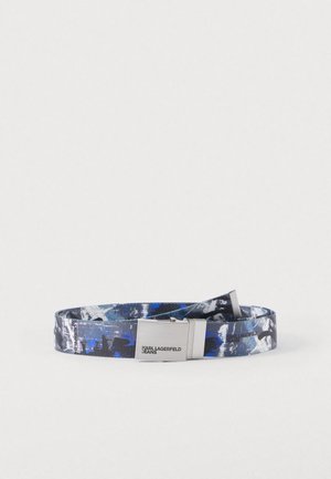 Stofriem in blauw en zwart abstract patroon met een zilveren metalen gesp met de gravure 'KARL LAGERFELD JEANS'; gladde textuur.