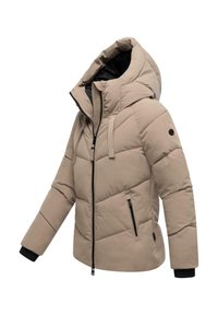 Beige gewatteerde winterjas met grote capuchon, volle rits aan de voorkant, ritszakken aan de zijkanten en zwarte binnenmanchetten.