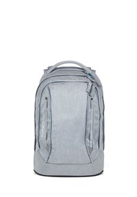 Grauer Stoff-Rucksack mit mehreren Reißverschlusstaschen, gepolsterten Schulterriemen und einem Tragegriff oben. Strukturiertes Design mit verstärktem Boden.