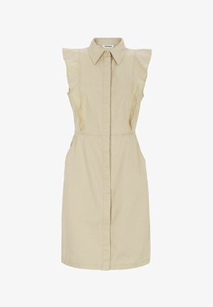 Beige mouwloze overhemdjurk met gerimpelde schouders, knoopsluiting aan de voorkant, getailleerde taille en puntkraag.