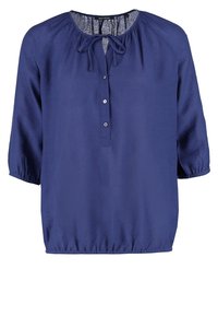 Mörkblå blus med trekvartslånga ärmar, rund halsringning, knyt detaljer och knappslå; tillverkad av slät tyg med elastisk nederkant.