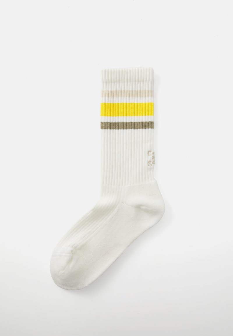Weiße gerippte Socken mit horizontalen Streifen in Gelb, Grau und Beige. Die Spitze ist abgerundet, mit einem kleinen Logo in der Nähe des Knöchels.