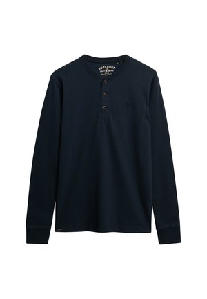 Camisa henley de manga larga en color marino, hecha de algodón suave, con una tapeta de tres botones, dobladillo redondeado y pequeño logotipo en el pecho.