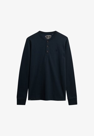 Marineblå langærmet henley skjorte lavet af blødt bomuld, med en tre-knaps placket, afrundet kant og lille logo på brystet.