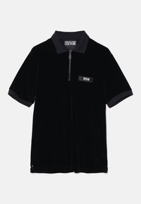 Polo noir à manches courtes avec fermeture éclair à l'avant, col, et logo Versace Jeans Couture sur la poitrine et à l'intérieur du col.