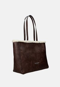 Borsa tote in pelle marrone scuro con doppi manici, bordo superiore in shearling bianco e piccolo logo metallico al centro anteriore.