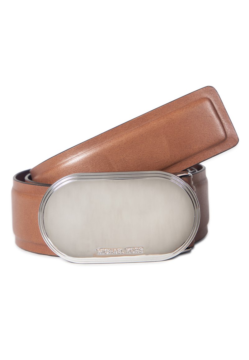 Ceinture en cuir marron avec une boucle ovale en métal argenté ornée d'un logo gravé, texture lisse et bords contrastés.