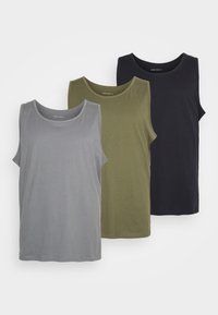 Tre canotte in grigio, verde oliva e nero. Ognuna presenta un collo rotondo e un design senza maniche, realizzate in un tessuto morbido e liscio.