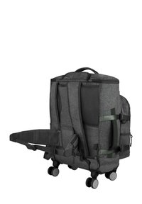 Grauer Rucksack auf Rollen mit strukturiertem Stoff, gepolsterten Gurten, Mesh-Akzenten und einem ausziehbaren Griff für einfache Mobilität.