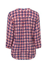 Blusa a maniche lunghe in blu navy con un motivo geometrico di esagoni rossi e bianchi, caratterizzata da una vestibilità comoda e dettagli con pieghe sul retro.