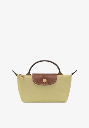 Hellgrüne Nylon-Tasche mit braunem Lederklappe, goldfarbenem Druckknopfverschluss und kurzem Griff. Verfügt über eine glatte Textur und ein dezentes geripptes Muster.