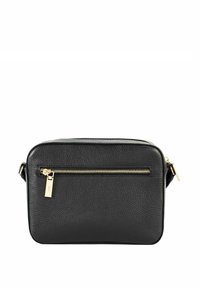Czarna skórzana torba na ramię o fakturowanej powierzchni, z przednią kieszenią na zamek, złotymi akcentami i prostokątnym kształtem.