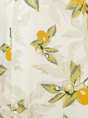 Ελαφρύ πουκάμισο από ύφασμα με λουλουδάτο σχέδιο που διαθέτει πορτοκαλί και πράσινα φύλλα, κρεμ φόντο και στρογγυλά κουμπιά. Μαλακή υφή.