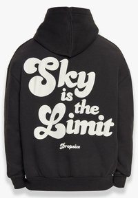 Schwarzer Pullover mit Kapuze und großem weißen Text auf der Rückseite: "Der Himmel ist die Grenze" mit dem "Dropsize"-Logo darunter. Weicher Stoff, lässige Passform.