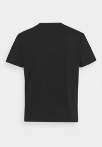 Černé tričko vyrobené z měkké bavlny, s krátkými rukávy a klasickým kulatým výstřihem. Hladký povrch bez viditelných vzorů či akcentů.
