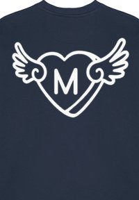 Felpa navy con una grafica bianca di un cuore con ali e una "M" al centro. Texture morbida con design a collo tondo.