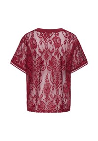 Haut en dentelle bordeaux à manches courtes avec motifs floraux et tourbillonnants, col et bords de manches unis bordeaux.