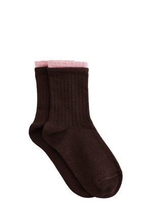 Paire de chaussettes côtelées marron foncé avec revers roses pliés, présentées à plat sur fond blanc.