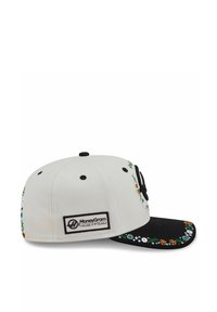 Weißes Cap mit schwarzem Schirm, verziert mit mehrfarbiger Blumenstickerei und einem MoneyGram-Label an der Seite. Strukturierte Form, Snapback-Verschluss.