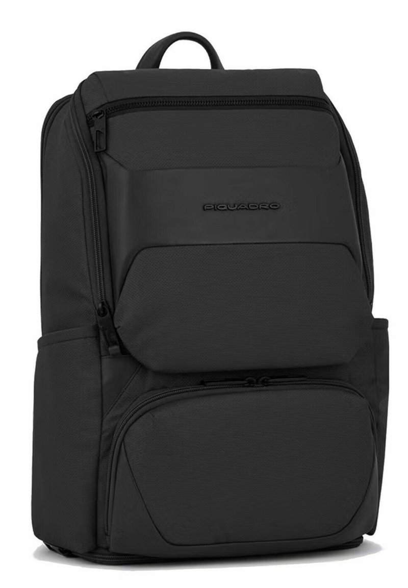 Schwarzer Rucksack mit mehreren Reißverschlusstaschen, strukturiertem Stoff, einem Oberhandgriff und einem Logo auf der Vorderseite. Kompakte Bauweise für praktische Nutzung.