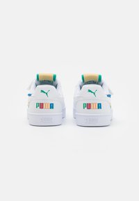 Białe skórzane sneakersy z niskim wzorem, z kolorowym logotypem na pięcie i języku oraz teksturowaną białą gumową podeszwą.