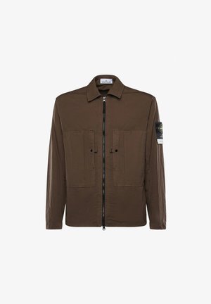 Giacca Brown Stone Island con cerniera frontale, due tasche sul petto e toppa con logo sulla manica sinistra.
