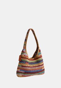 Sac à épaule au crochet avec des rayures horizontales multicolores en rouge, bleu, vert, violet et jaune, avec une étiquette en cuir sur la poignée.