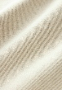Tela color crema con una superficie lisa y texturizada que presenta finas líneas horizontales y verticales en un patrón de tejido sutil.