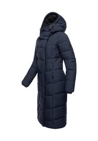 Tmavě modrý prošívaný kabát s kapucí lemovanou kožešinou, dlouhými rukávy, kapsami na zip a prošívaným vzorem. Hladká textura, délka ke kolenům.