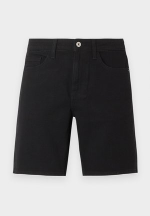 Short en denim noir longueur genou avec bouton avant, passants pour ceinture et poches avant, présenté sur un fond uni.