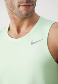 Nike Performance MILER TANK - Topper - vapor green/silver