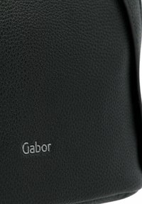 Schwarze Lederhandtasche mit strukturiertem Oberflächen, Gabor-Logo in Silber und einem eleganten Design mit einem schlichten Trageriemen.