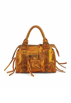 Sac à main en cuir couleur cuivre métallisé avec doubles poignées, poche avant zippée, détails de boucle et plusieurs pompons décoratifs en cuir.