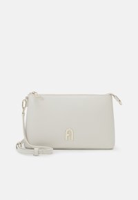 Šedá kabelka z faux kůže s jednoduchým obdélníkovým designem, zipovým uzávěrem a zlatým logem. Obsahuje nastavitelné ramínko.