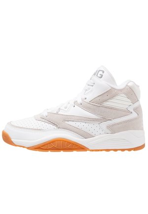 Weißer und beiger High-Top-Sneaker mit perforierten Details und oranger Gummisohle, von der Außenseite auf weißem Hintergrund gezeigt.