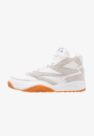 Biało-beżowy wysokiej klasy sneaker z perforowanymi detalami i pomarańczową gumową podeszwą, widoczny od zewnętrznej strony na białym tle.