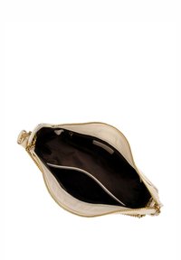 Interno di una borsa in pelle bianca con una texture liscia, dotato di hardware dorato e numerosi scomparti per l'organizzazione.